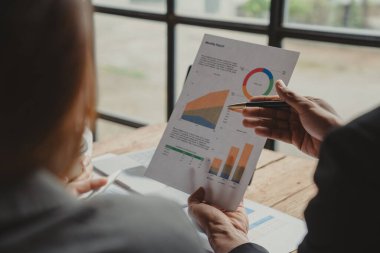 Kapatma. İş arkadaşları yeni fırsatları tartışıyor, plan, bir dizi yakın yol gösteren anlaşmalara atıfta bulunuyor.