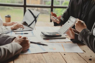 Kapatma. İş arkadaşları yeni fırsatları tartışıyor, plan, bir dizi yakın yol gösteren anlaşmalara atıfta bulunuyor.