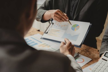 Kapatma. İş arkadaşları yeni fırsatları tartışıyor, plan, bir dizi yakın yol gösteren anlaşmalara atıfta bulunuyor.