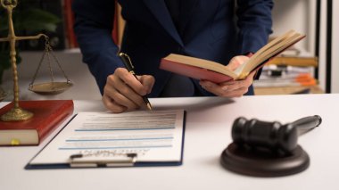 Hukuk kitabıyla çalışan erkek avukat, yasal bağlayıcı, tek taraflı sözleşme, çok taraflı, karşılıklı olmayan sözleşme, öntanımlı, zorunluluk, vekalet, reçete savunması, mahkeme kararı.