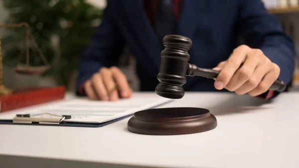 Advogado Sexo Masculino Que Trabalha Com Livro Leis Vinculação Legal — Fotografia de Stock