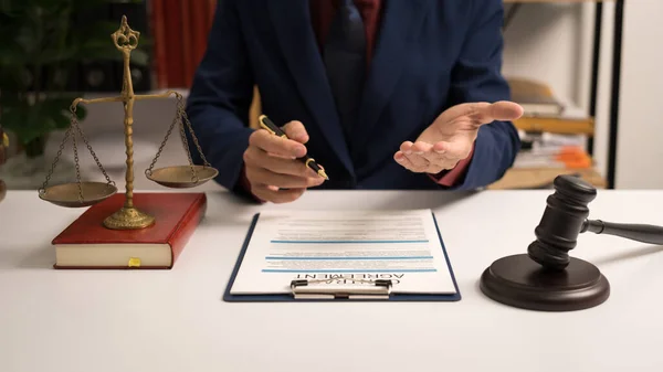 Abogado Masculino Que Trabaja Con Libro Leyes Vinculante Legal Contrato — Foto de Stock
