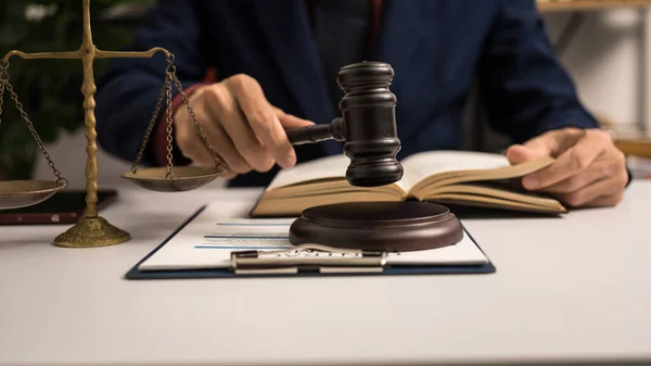 Manlig Advokat Arbetar Med Lagbok Ett Rättsligt Bindande Ensidigt Avtal — Stockfoto