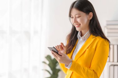 Kadın kredi hizmeti sağlayıcıları Asyalı iş adamları kolay kredi süreçlerini sağlıyorlar, özenle çalışıyorlar, müşterilere finansal yollarda rehberlik ediyorlar ve başarı haritası çıkarıyorlar..
