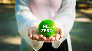 Çevre, sosyal ve yönetim (ESG) değerlerini yansıtan, daha yeşil bir gelecek için net sıfır kavramını teşvik eden, yeşil bir top tutan, sürdürülebilir bir yaşam.