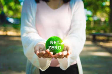 Çevre, sosyal ve yönetim (ESG) değerlerini yansıtan, daha yeşil bir gelecek için net sıfır kavramını teşvik eden, yeşil bir top tutan, sürdürülebilir bir yaşam.