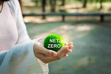 Çevre, sosyal ve yönetim (ESG) değerlerini yansıtan, daha yeşil bir gelecek için net sıfır kavramını teşvik eden, yeşil bir top tutan, sürdürülebilir bir yaşam.