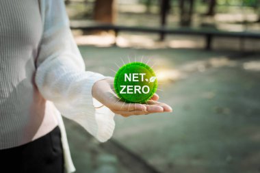 Çevre, sosyal ve yönetim (ESG) değerlerini yansıtan, daha yeşil bir gelecek için net sıfır kavramını teşvik eden, yeşil bir top tutan, sürdürülebilir bir yaşam.