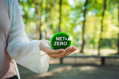 Çevre, sosyal ve yönetim (ESG) değerlerini yansıtan, daha yeşil bir gelecek için net sıfır kavramını teşvik eden, yeşil bir top tutan, sürdürülebilir bir yaşam.