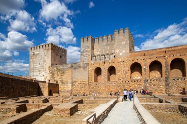 Granada, İspanya - 26 Mayıs 2019: Ünlü Alhambra Sarayı 'nda bir grup turist
