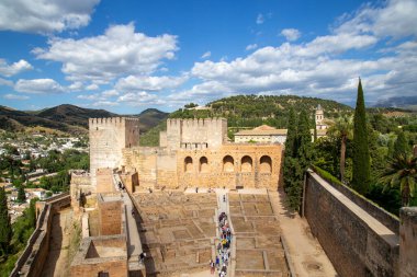 Granada, İspanya - 26 Mayıs 2019: Ünlü Alhambra Sarayı 'nda bir grup turist