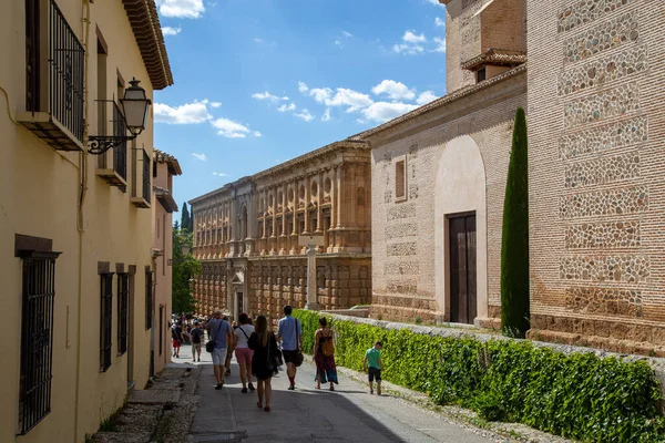 Granada España Mayo 2019 Grupo Turistas Famoso Palacio Alhambra —  Fotos de Stock
