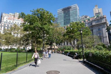 NYC, Amerika Birleşik Devletleri - 19 Eylül 2019: Güneşli bir günde Aşağı Manhattan 'daki Battery Park' ta insanlar.