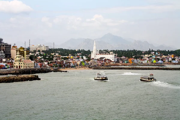 Kanyakumari, Hindistan - 17 Ocak 2011: İki kilisesi olan şehrin kıyı şeridi manzarası