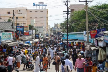 Kanyakumari, Hindistan - 17 Ocak 2011: Şehir merkezinde kalabalık sokak sahnesi