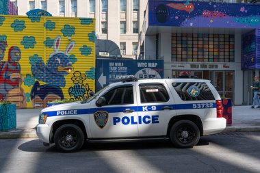 New York, Amerika Birleşik Devletleri - 19 Eylül 2019: Manhattan sokaklarında bir polis arabasının yan görüntüsü