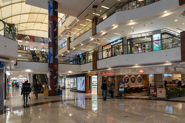 印度德里 2023年3月30日 Selcet Citywalk购物中心内的Atrium和人群 — 图库照片
