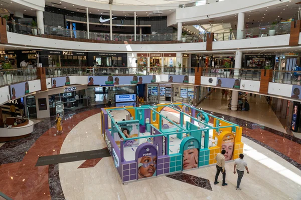 印度德里 2023年3月30日 Selcet Citywalk购物中心内的Atrium和人群 — 图库照片
