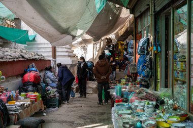 Leh, Hindistan - 04 Nisan 2023: Şehir merkezindeki Moti Market 'te insanlar