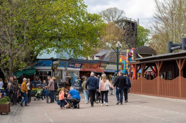 Kopenhag, Danimarka - 1 Mayıs 2022: Bakken 'deki insanlar, dünyanın en eski eğlence parkı.