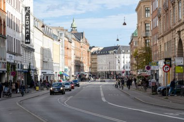 Kopenhag, Danimarka - 16 Ekim 2022: Vesterbrogade 'deki insanlar, arabalar ve dükkanlar