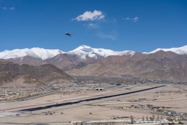 Leh, Hindistan - 10 Nisan 2023: Kushok Bakula Rimpochee Havaalanı 'ndan uçak kalkıyor.