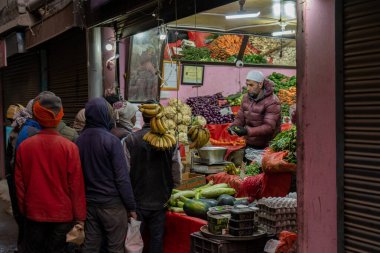 Leh, Hindistan - 4 Nisan 2023: Tarihi şehir merkezinde bir meyve ve sebze dükkanındaki insanlar