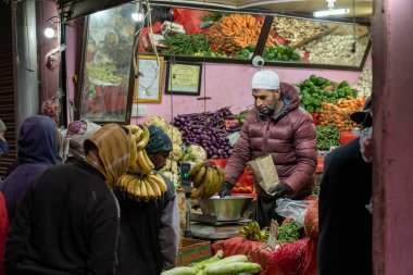 Leh, Hindistan - 4 Nisan 2023: Tarihi şehir merkezinde bir meyve ve sebze dükkanındaki insanlar
