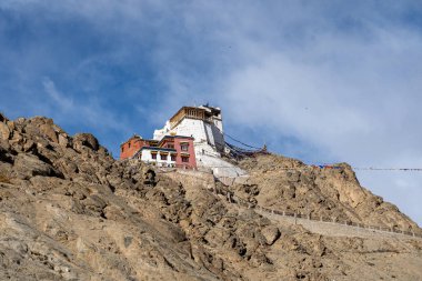 Leh, Hindistan - 4 Nisan 2023: Namgyal Tsemo Manastırı, Leh 'e tepeden bakan bir Budist manastırı.