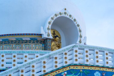 Leh, Hindistan - 05 Nisan 2023: Leh 'e tepeden bakan ünlü Shanti Stupa' nın görüntüsü