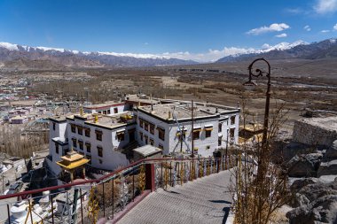 Leh, Hindistan - 10 Nisan 2023: Spituk manastırının dış görünümü