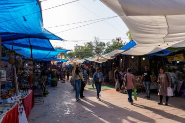 Yeni Delhi, Hindistan - 11 Nisan 2023: Dilli Haat 'ın popüler gıda ve zanaat pazarındaki insanlar.