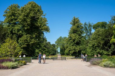 Kopenhag, Danimarka - 12 Temmuz 2022 Frederiksberg Bahçeleri 'nde Danimarkalı VI. Frederick' in heykeli. 1858 'de reddedildi..