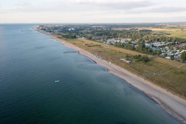 Dahme, Almanya - 31 Temmuz 2021: Dahme Sahili 'nin Schleswig-Holstein eyâletinde İHA görüntüsü.