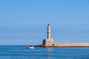 Hanya, Yunanistan - 22 Eylül 2021: Eski limandaki tarihi deniz feneri.