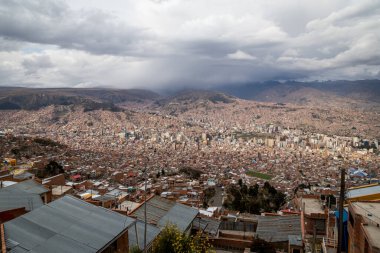 La Paz, Bolivya - 24 Ekim 2015: Bulutlu bir günde şehrin havadan görünümü.