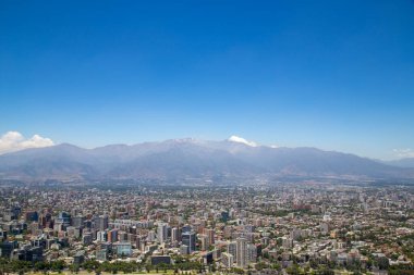 Santiago de Chile, Chile - 28 Kasım 2015: Cerro San Cristobal dan görüldüğü gibi manzarası.