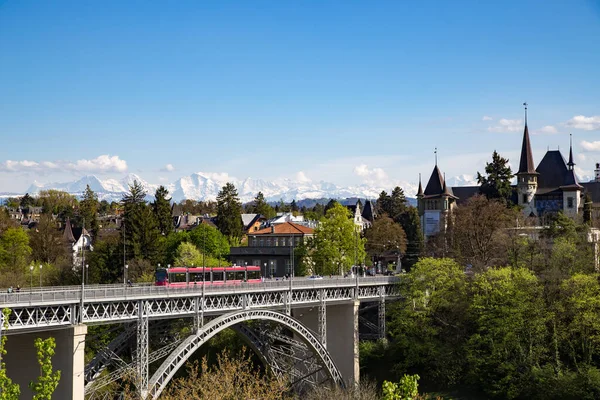 Bern Switzerland April 2017 Train Driving Kirchenfeld Bridge Historic City — Stock Photo, Image