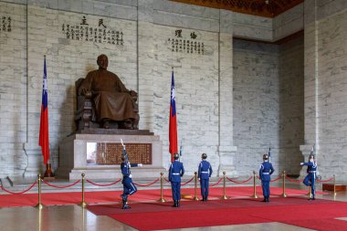 Taipei, Tayvan - 8 Ocak 2015: Chiang Kai-Shek Anıt Salonu 'nda nöbetçi değişimi.