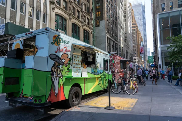 New York, ABD - 20 Eylül 2019: Manhattan 'da yemek kamyonlarının önündeki insanlar
