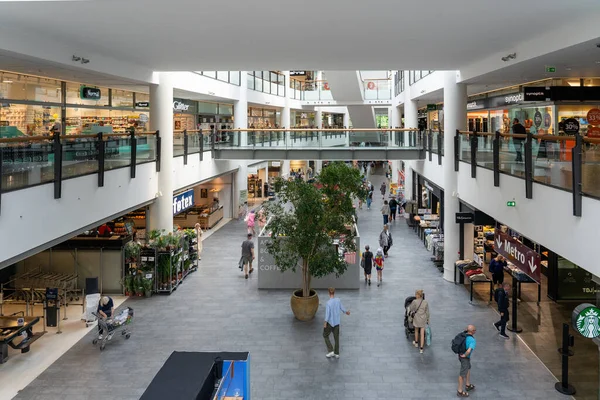 丹麦哥本哈根 2023年6月30日 弗里德里克斯贝格中心购物中心内的人 — 图库照片
