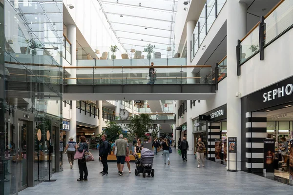 丹麦哥本哈根 2023年6月30日 弗里德里克斯贝格中心购物中心内的人 免版税图库照片