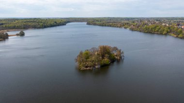 Farum, Danimarka - 04 Mayıs 2022: Farum Gölü ve Klaus Nars Holm adasının insansız hava aracı görüntüsü.