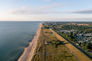 Dahme, Almanya - 31 Temmuz 2021: Dahme Sahili 'nin Schleswig-Holstein eyâletinde İHA görüntüsü.