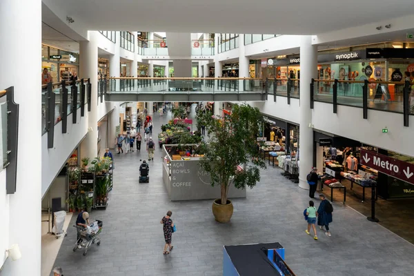 丹麦哥本哈根 2023年6月30日 弗里德里克斯贝格中心购物中心内的人 — 图库照片
