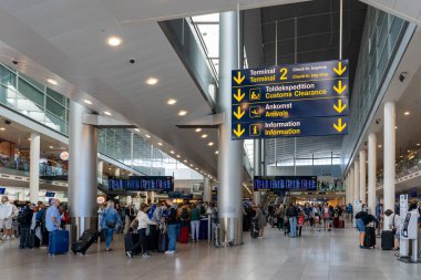 Kopenhag, Danimarka - 16 Temmuz 2023: Kopenhag Uluslararası Havalimanı Kastrup 'taki çekte bir grup insan
