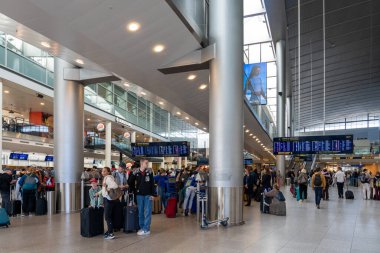 Kopenhag, Danimarka - 16 Temmuz 2023: Kopenhag Uluslararası Havalimanı Kastrup 'taki çekte bir grup insan