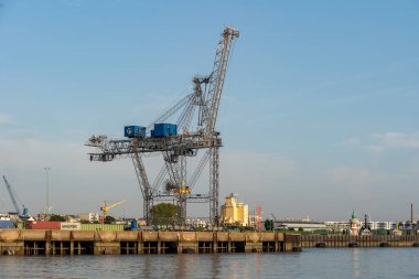 Bremerhaven, Geramny - 15 Eylül 2020: EUROGATE Konteynır Terminalinde tek taraflı vinç