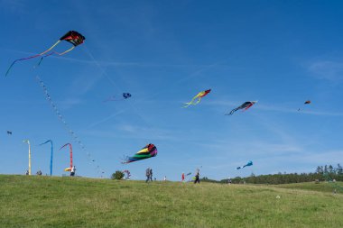 Moen, Danimarka - 9 Eylül 2023: Renkli uçurtmalar ve Moen Adası 'ndaki yıllık Uçurtma Festivali' nde insanlar