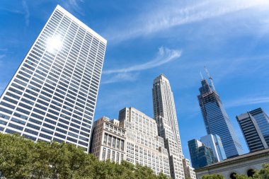 New York, Amerika Birleşik Devletleri - 20 Eylül 2019: Manhattan 'daki Bryant Park' tan gökdelenler.